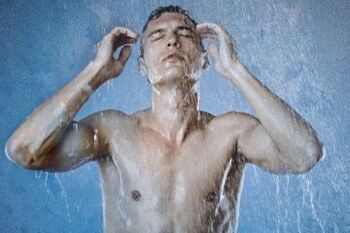 Contrasting showering by men for prostate health